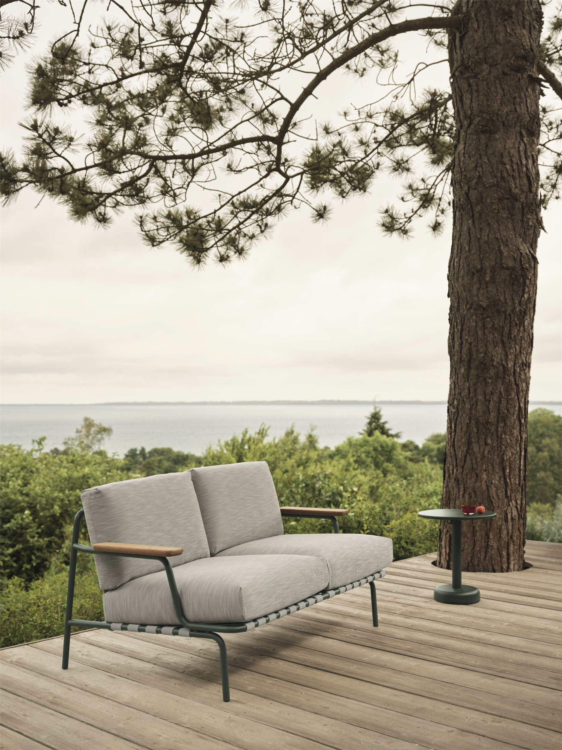 Settle-sofa-2-seater-ribbed-weave-2-dark-green-linear-steel-coffee-table-dark-green-muuto-org_150.jpg